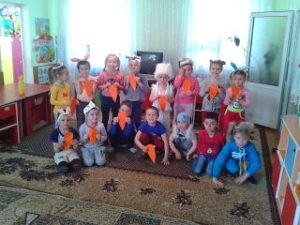 Suntem veseli şi isteţi iepuraşii săltăreţi.