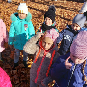 Excursie în natură în parcul comunităţii cu tema: „Culorile toamnei”, grupa pregătitoare