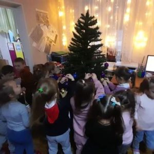 Copilăria constă în a crede ca, printr-un brad de Crăciun și câțiva fulgi de nea pot schimba întreaga lume