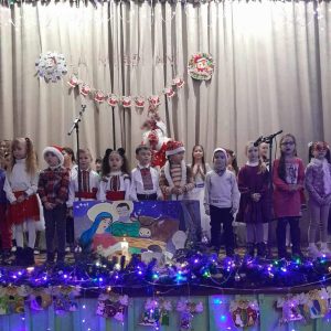 Participarea copiilor grupei pregătitoare la inaugurarea Pomului de Crăciun şi deschiderea oficială a sărbătorilor de iarnă în locaţia Casei de cultură