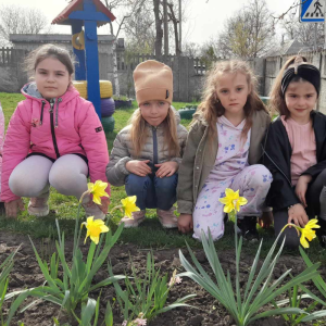 Agățarea mărțișorului în copac