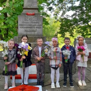 În data de 9 mai copii grupei Îngerașii au participat la comemorarea eroilor căzuți pe câmpul de luptă