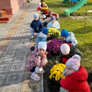 Grupa Îngerașilor a primit în dar din partea părinților o mulțime de crizanteme minunate care a înfrumusețat terenul grupei